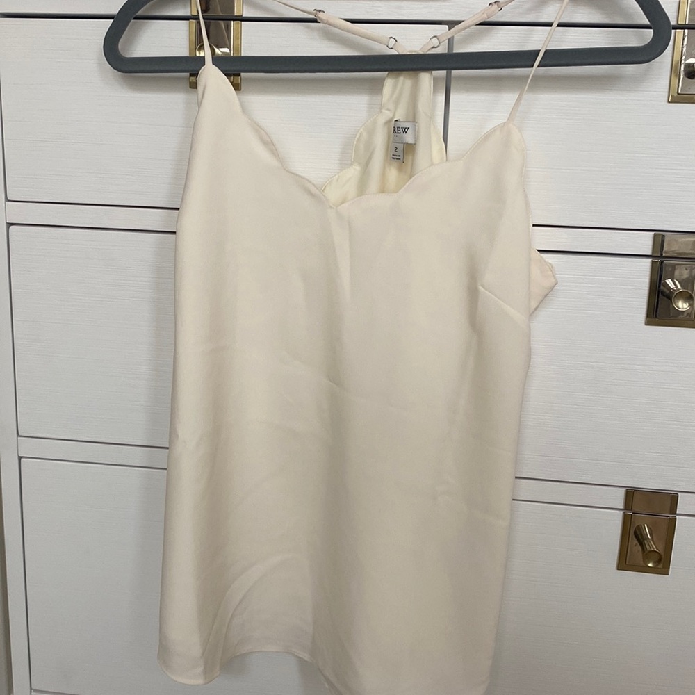 Flowy scallop trim cami!
